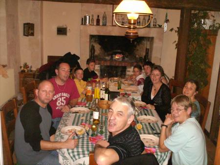 ba la c est le soir du repas de la nouvelle anne chez peter et on cette tro bien amuse