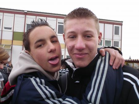 Tanguy et moi dans la cour en train de faire les boule comme d abe lol