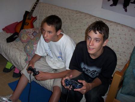 moi et vv entrein de joue a la PS2.